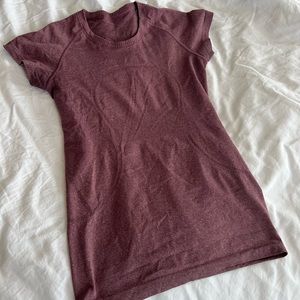 Lululemon T-Shirt in a purplish mauve colour Size 6